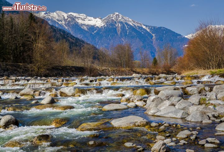 Immagine Alta val Rendena, il fiume Sarca fotografato nei pressi di Pinzolo in Trentino - © photoff/ Shutterstock.com