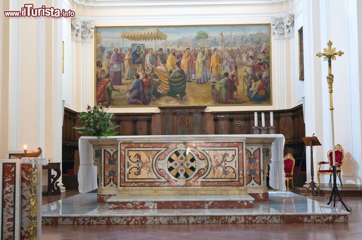Immagine Altare maggiore della Cattedrale di Manfredonia Puglia - © Mi.Ti. / Shutterstock.com