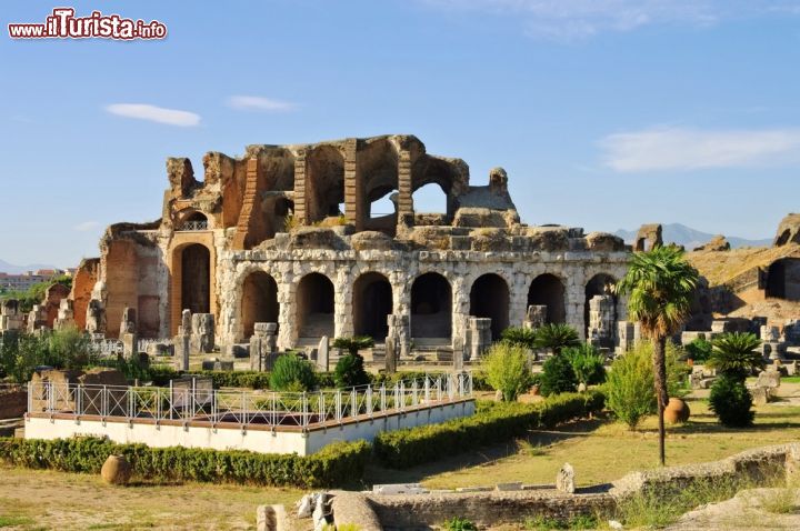 Immagine L'Anfiteatro Romano a Santa Maria Capuavetere in Campania. Per dimensioni era il secondo dopo il Colosseo - © LianeM / Shutterstock.com