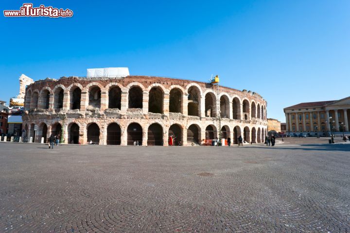 Immagine Una splendida vista d'insieme dell'Arena di Verona, considerato il tempio della lirica estiva nel mondo - © Luciano Mortula / Shutterstock.com