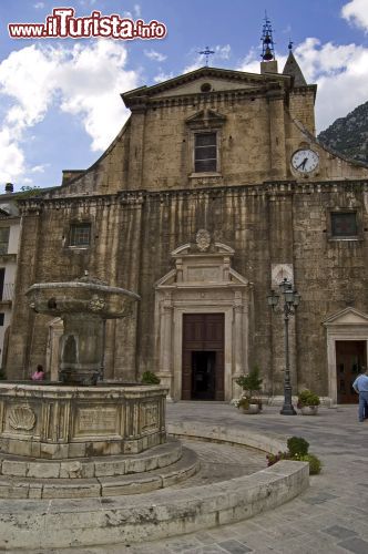 Immagine Antica chiesa del centro di Pacentro in Abruzzo - © edella / Shutterstock.com