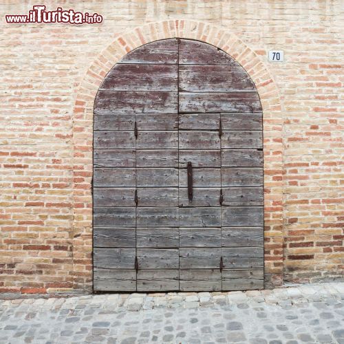 Immagine Un antico portone del borgo di Offida Marche - © zakaz86 / Shutterstock.com