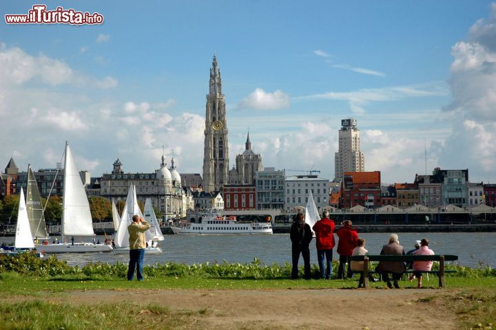 Immagine Anversa (Antwerpen): un'immagine dalla riva della Schelda, il fiume navigabile che ha fatto la fortuna della città fin dall'antichità - Foto © Antwerpen Toerisme & Congres