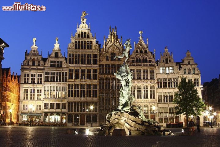 Immagine La fontana di Brabo nella centralissima Grote Markt ad Anversa è uno dei simboli più amati della città. Sulla piazza si affaccia anche lo Stadhuis, il Municipio.