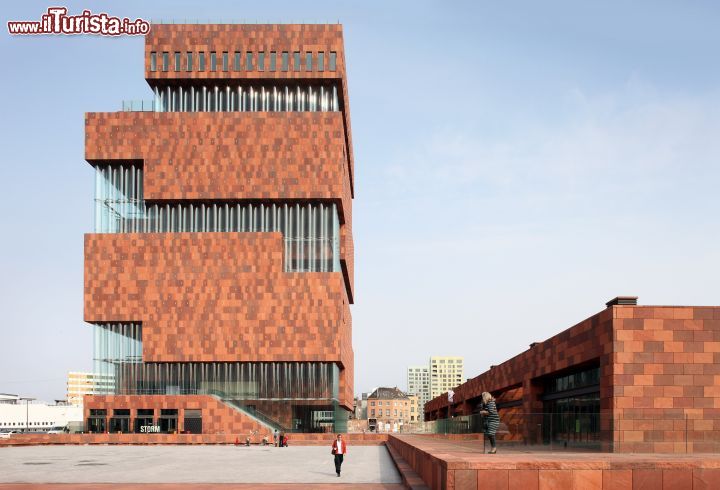Immagine Anversa, il MAS: inaugurato nel 2011, questo edificio progettato dallo studio olandese Neutelings Riedijk Architecten è divenuto uno dei simboli della città - Foto © Filip Dujardin