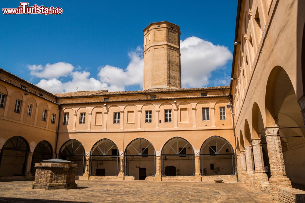Immagine Architettura antica nel centro di Recanati, Marche: archi e colonne in mattoni decorano questo antico edificio cittadino con tipica impronta medievale.
