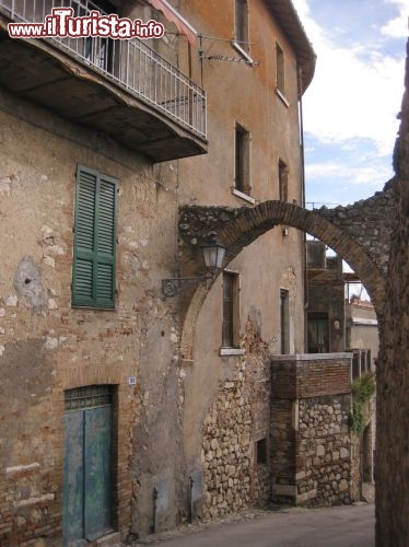 Immagine Arco nei vicoli di Amelia, il borgo medievale che si trova in provincia di Terni nel sud dell'Umbria.