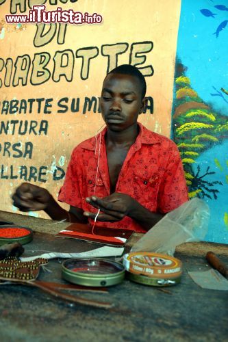 Immagine Artigianato a Watamu (Kenya): in paese molte persone sono impegnate nell'artigianato e nella produzione di oggetti da vendere ai turisti.