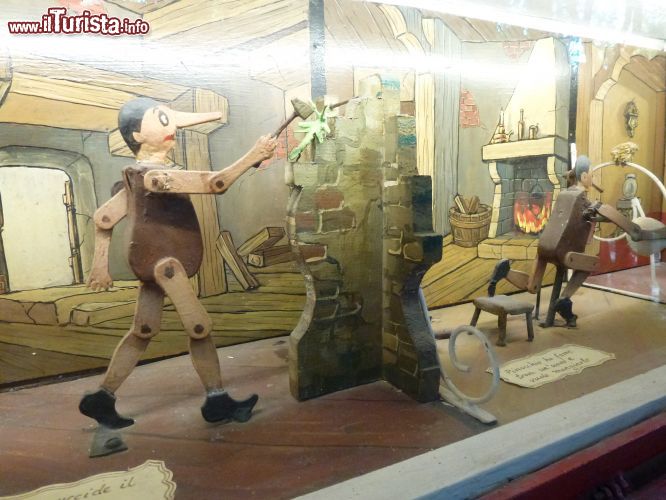 Immagine Durante una giornata al Parco di Pinocchio ci si può concedere una visita al Museo di Pinocchio o alla Biblioteca Virtuale, accessibili con l'ingresso al parco.