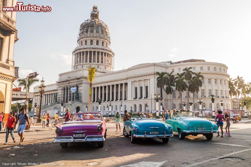 Immagine L'Avana, Cuba: vecchie auto americane degli anni '50 parcheggiate nel Parque Central, di fronte al Capitolio - © Matyas Rehak / Shutterstock.com