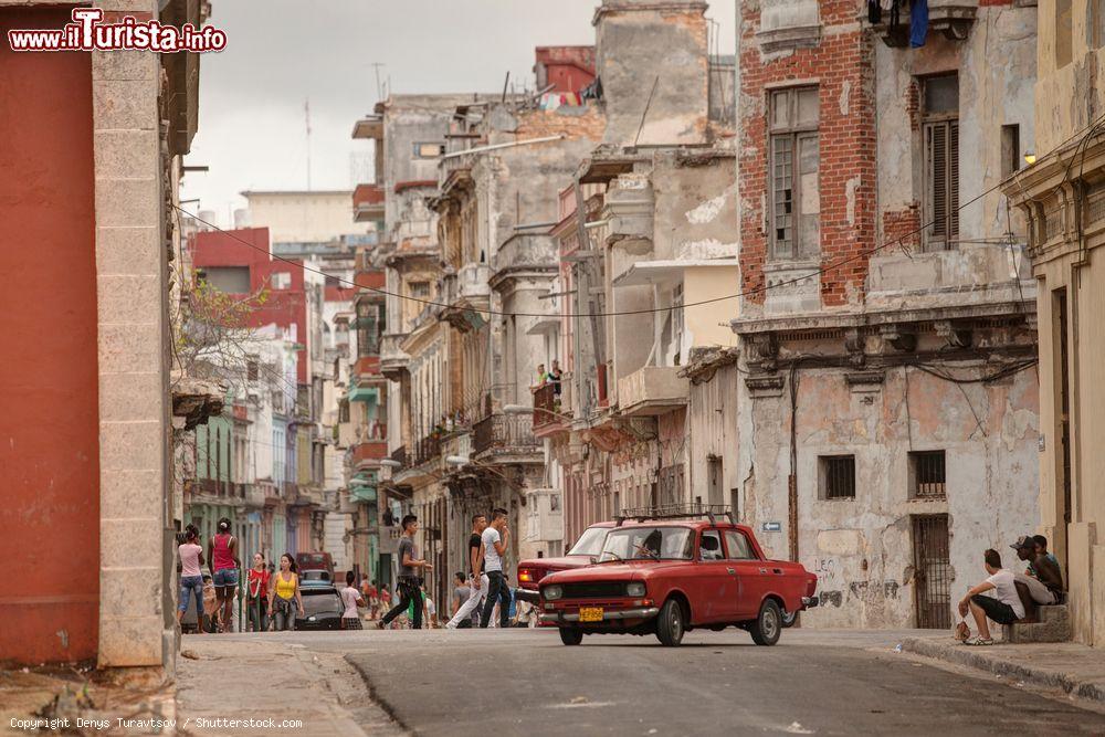 Immagine Una strada del centro dell'Avana. In primo piano uno dei modelli d'auto più comuni a Cuba, la Lada Moscovich di fabbricazione russa - © Denys Turavtsov / Shutterstock.com
