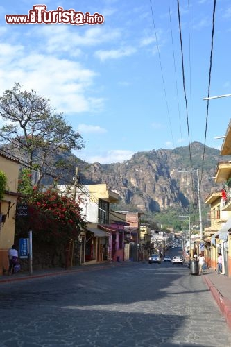 Immagine Avenida 5 de Mayo, Tepoztlán: è la via principale della città, sulla quale si trovano praticamente tutti i negozi ed i ristoranti, ma anche il piccolo terminal degli autobus. Proseguendo a piedi in direzione della montagna, si giunge all'inizio del sentiero che sale fino alla piramide.