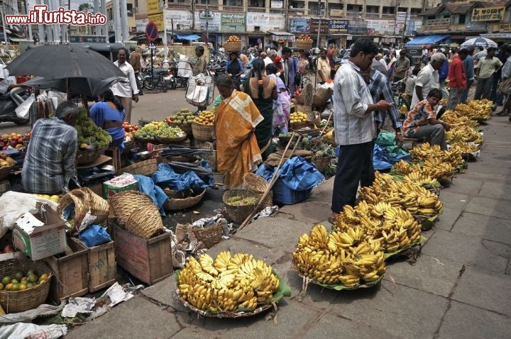 Immagine Banane in vendita mercato indiano a Mysore - © JeremyRichards / Shutterstock.com