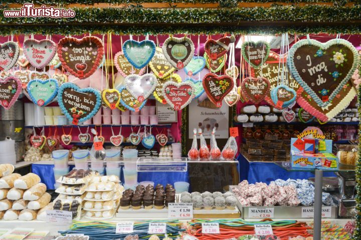 Immagine Bancarella di dolciumi nei mercatini di Natale a Vienna, Austria - © Felix Lipov / Shutterstock.com