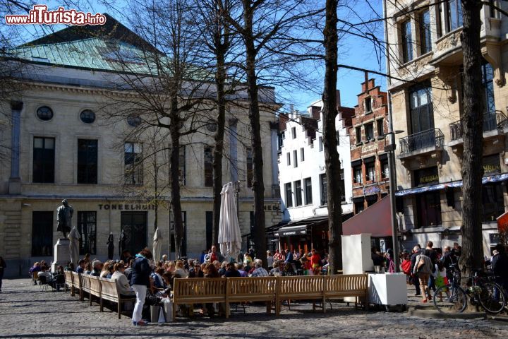 Immagine I tavolini all'aperto dei bar di Anversa si riempiono di persone a partire dalla primavera, quando le belle giornta spingono i turisti e gli abitanti a godersi la città.
