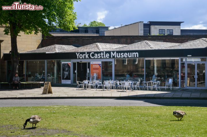 Immagine L'esterno del bar dello York Castle Museum (York, Inghilterra). Il museo richiama ogni anno migliaia di visitatori provenientida tuttoil mondo - foto © Jason Batterham / Shutterstock