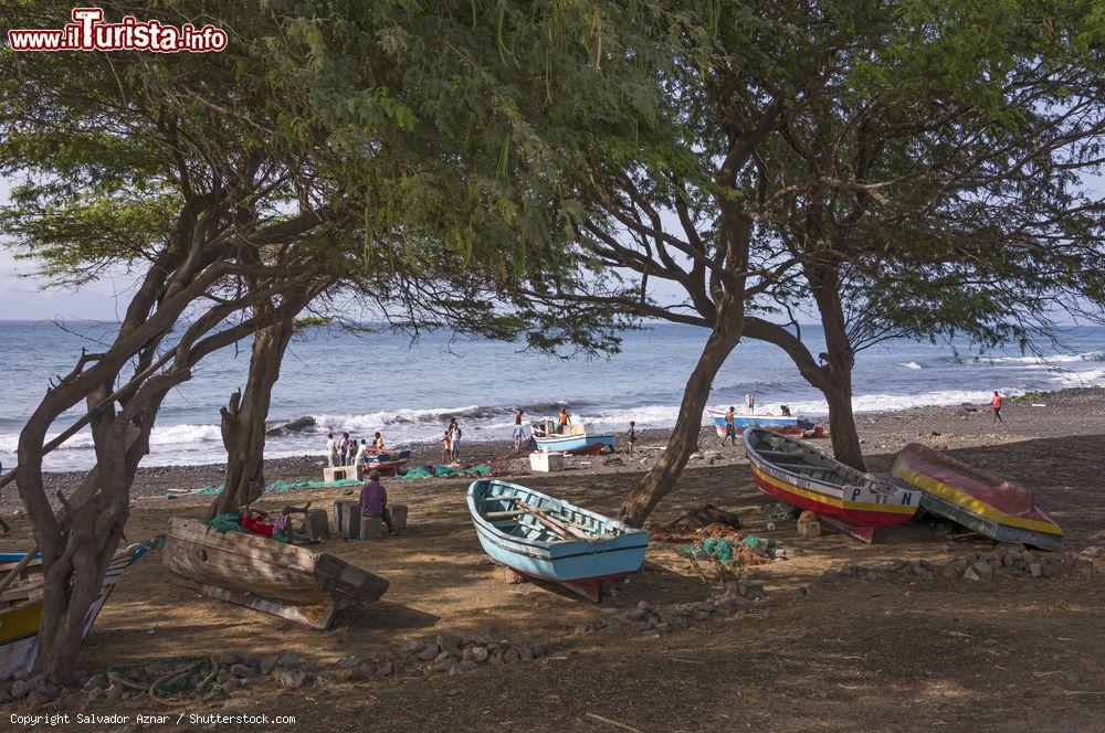 Immagine Santo Antão, Capo Verde: barchette dei pescatori sulla spiaggia della cittadina di Porto Novo, lungo la costa meridionale dell'isola - © Salvador Aznar / Shutterstock.com