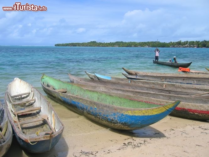 Immagine Barche di pescatori del Madagascar. L'isola di Sainte Marie, che si trova nell' Oceano Indiano occidentale, è conosciuta anche con il nome di Nosy Boraha - © POZZO DI BORGO Thomas / Shutterstock.com