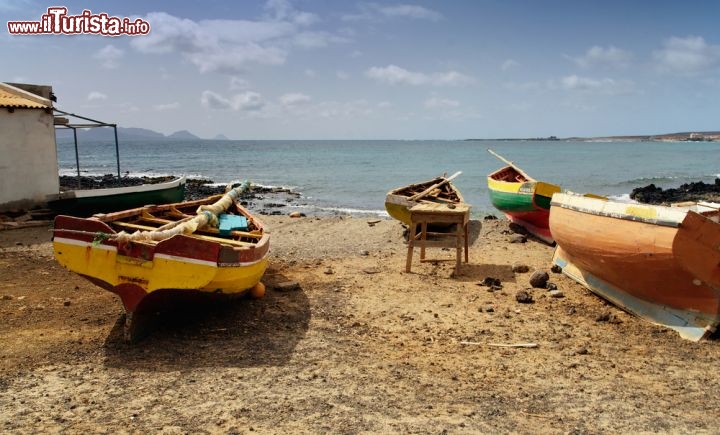 Immagine Barche di pescatori sulla spiaggia di São Pedro, un villaggio di Capo Verde sull'isola di São Vicente  - © Frank Bach / Shutterstock.com