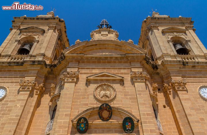 Immagine La facciata della Basilica della natività a Xaghra. Questa chiesa è la versione più recente, del 19° secolo. La costruzione originale era stata eretta a seguito della vittoria del celebre Assedio di Malta, che vide i turchi sconfitti e l'arcipelago di Malta rimanere sotto l'influenza cristiana - © eldeiv / Shutterstock.com
