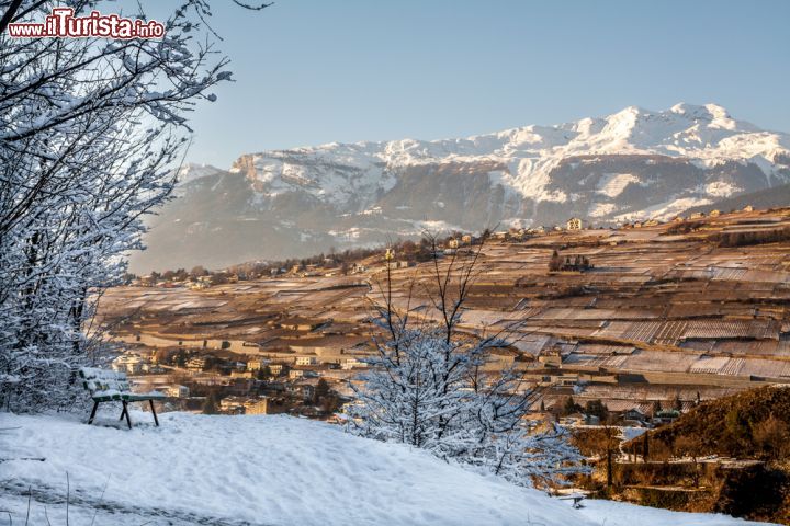 Immagine Le frequenti nevicate che illuminano di bianco il cielo e il paesaggio intorno a Sion, come si addice al tipico clima montano delle Alpi, creano panorami a dir poco suggestivi che piacciono ai tanti turisti che si recano in questa cittadina svizzera anche per scoprirne la magia del periodo natalizio - © 162901631 / Shutterstock.com
