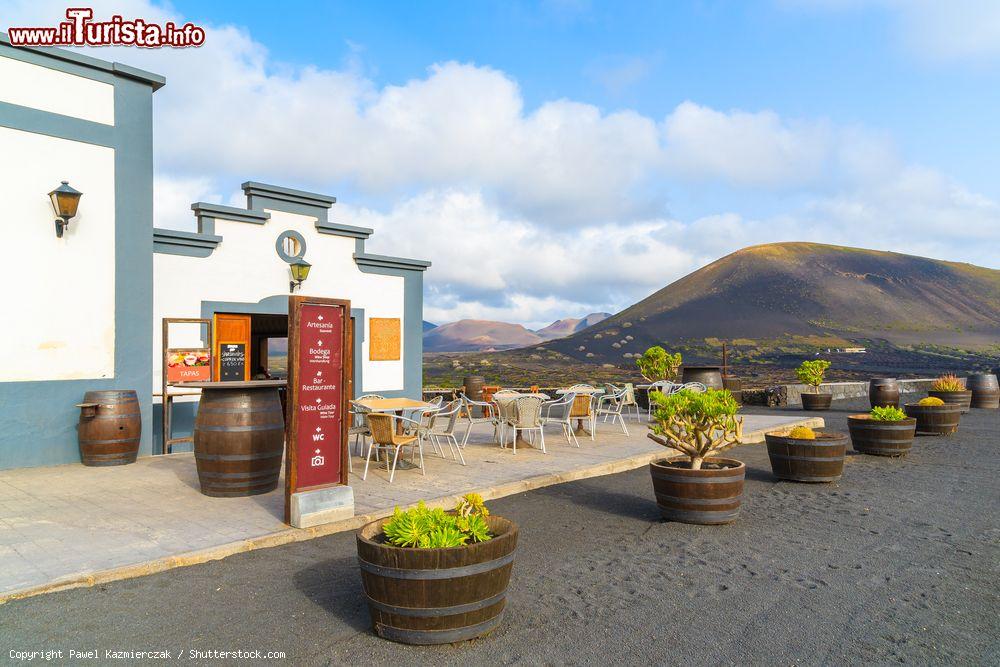 Immagine Bodega La Geria: l'azienda vinicola nel cuore di Lanzarote (Canarie). I vini prodotti sull'isola hanno un sapore particolare per via del suolo vulcanico - © Pawel Kazmierczak / Shutterstock.com