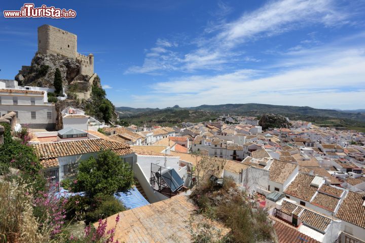 Immagine Il borgo ed il castello di Olvera: siamo in Andalusia in un pueblo bianco della Spagna - © Philip Lange / Shutterstock.com