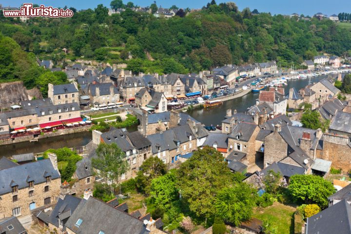Immagine Il borgo fluviale di Dinan si trova in Bretagna (Francia) nel dipartimento della Côtes-d'Armor. Il fiume che lo attraversa, il Rance, sfocia nel canale della Manica 35 km più a  nord - © dvoevnore / Shutterstock.com