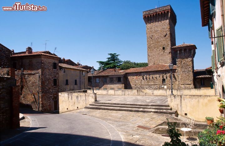 Immagine La visita al borgo medievale di Lucignano in Toscana - © Claudio Giovanni Colombo / Shutterstock.com