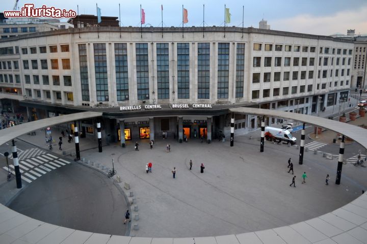Immagine Bruxelles, Stazione Centrale: i binari si trovano tutti sottoterra e non intralciano in alcun modo il traffico cittadino. Si trova a pochi passi dalla Grand-Place, in pieno centro, ed è per questo un punto d'arrivo ideale per i viaggiatori.