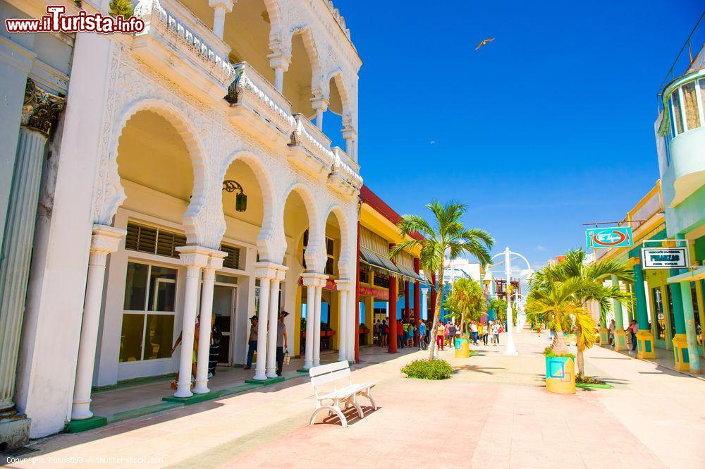 Immagine Calle Independencia, detta El Boulevard, è la strada del passeggio e dello shopping di Ciego de Avila (Cuba) - © Fotos593 / Shutterstock.com