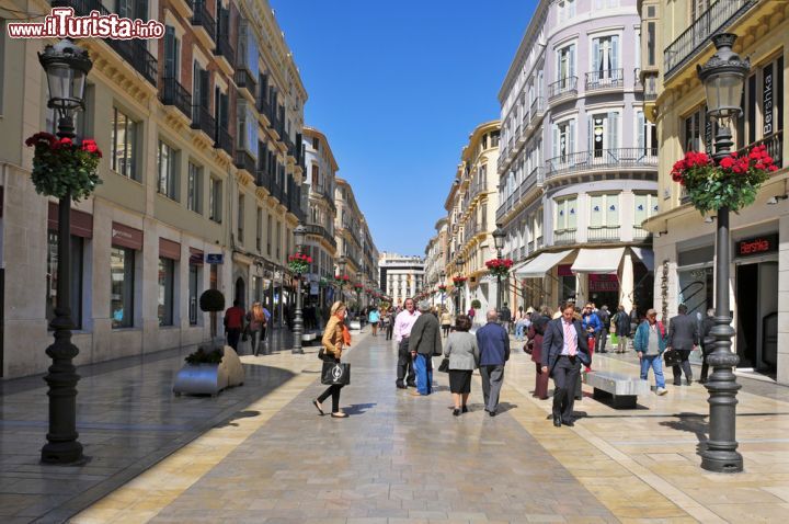 Immagine Calle Larios a Malaga è la principale strada dello shopping della città andalusa e anche una delle più care di tutta la Spagna - foto © nito / Shutterstock