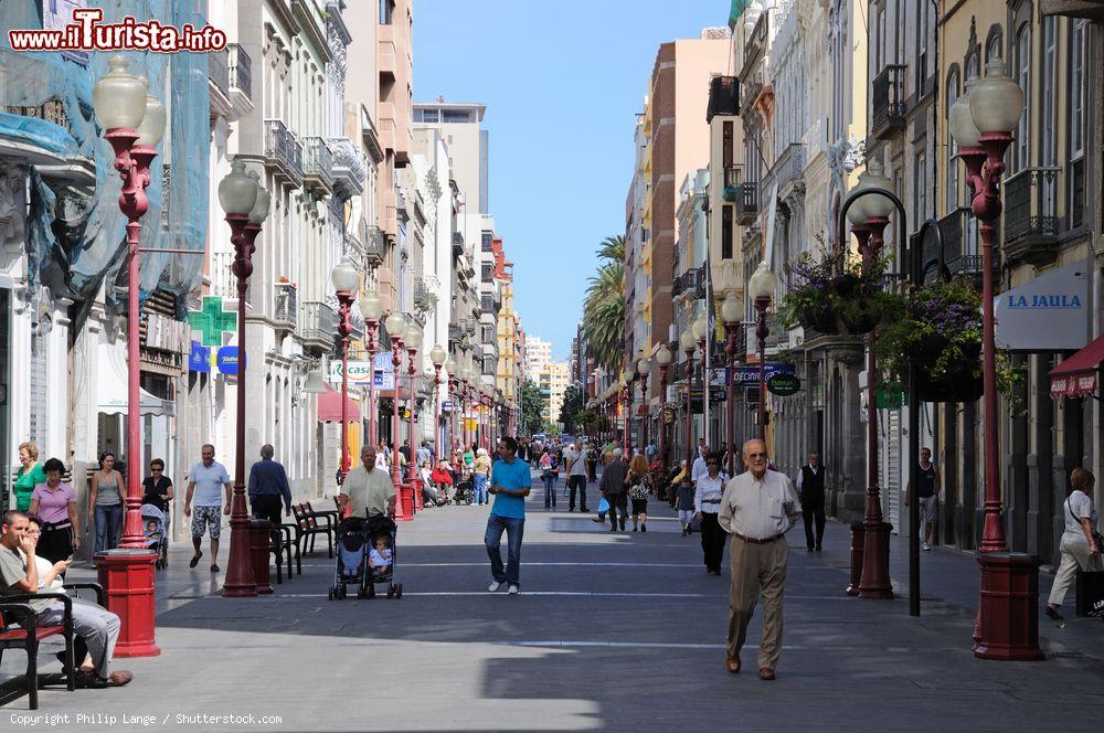 Immagine La principale strada dello shopping di Las Palmas de Gran Canaria è calle Mayor de Triana, frequentata da locali e turisti ogni giorno dell'anno - © Philip Lange / Shutterstock.com
