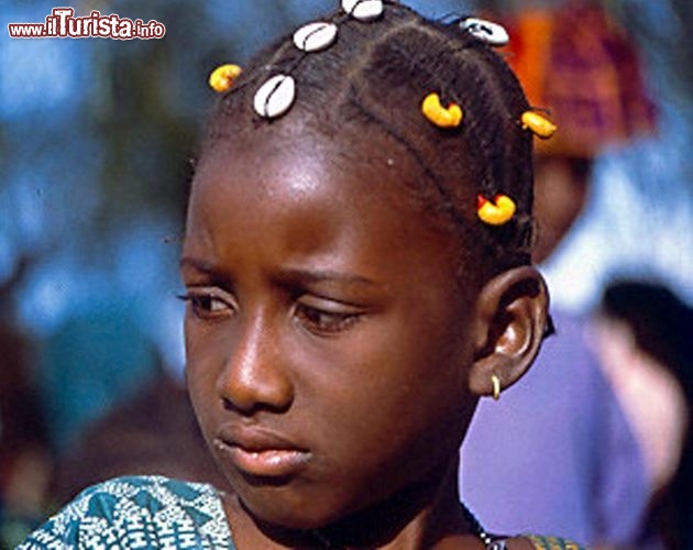 Immagine Camerun: una ragazza di un villaggio - Foto di Giulio Badini / I Viaggi di Maurizio Levi