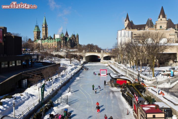 Immagine Pattinaggio sul Canale Rideau ghiacciato. Questa via d'acqua artificiale che unisce le città di Ottawa (sull'omonimo fiume) e di Kingston (sul lago Ontario) - © Click Images / Shutterstock.com