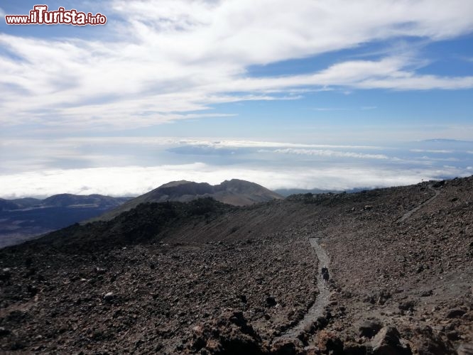 Immagine Sulla cima del vulcano Teide (3718 metri s.l.m.) le nuvole sono davvero vicinissime. Siamo nel Parque Nacional del Teide (Tenerife, Canarie).