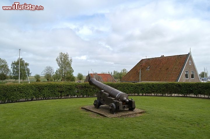 Immagine Cannone nei pressi di un mulino a Vento a Sloten (Frisia) Paesi Bassi