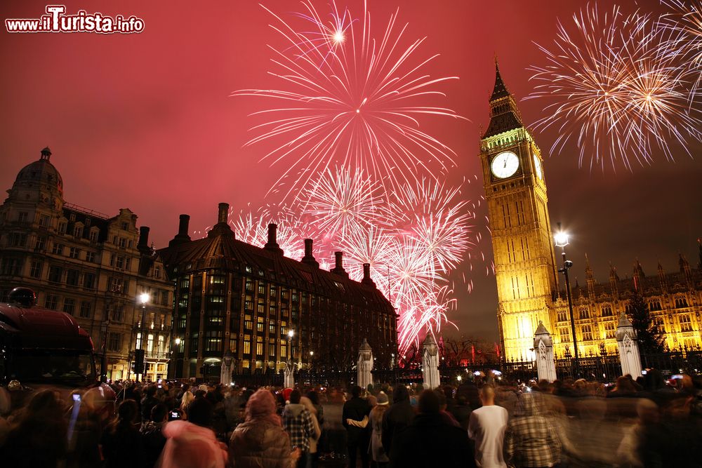 Immagine Capodanno a Londra fuochi artificiali sopra alla torre del Big Ben