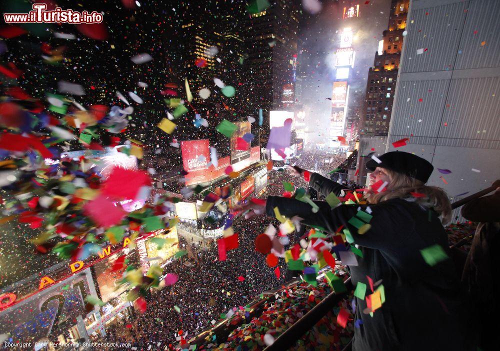 Immagine Capodanno a New York City: lancio di confetti in Times Square alla mezzanotte, durante il famoso "the ball drop" - © Gary Hershorn / Shutterstock.com