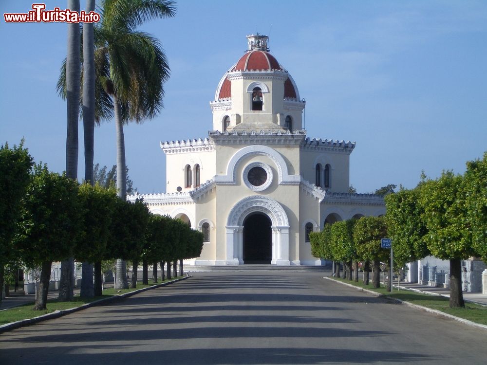 Immagine La cappella principale del cimitero Cristòbal Colòn dell'Avana (Cuba), nel quartiere del Vedado.