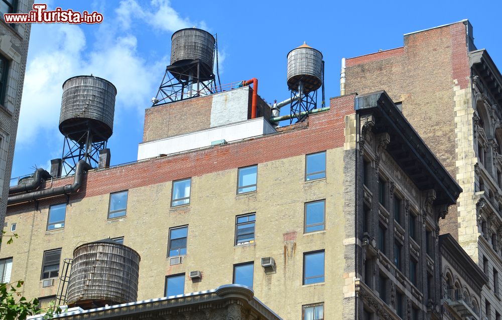Immagine Uno scorcio del tetto di alcuni palazzi di New York City dove sono visibili quattro classiche  cisterne per l'acqua in legno, una caratteristca del centro della Grande Mela