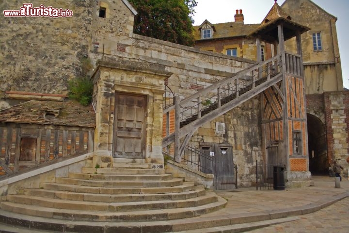 Immagine Un angolo di Honfleur: caratteristico edificio medievale con scale circolari - © Anthony Maragou / Shutterstock.com