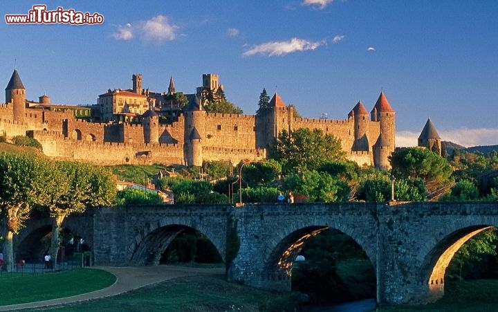 Immagine Carcassonne, il borgo medievale della Francia del sud, con il suo Ponte Vecchio (Pont Vieux) che collega la cittadella fortificata alla parte più moderna della città. Dal ponte si gode di uno splendido panorama sul borgo e sul verde paesaggio circostante - © Paul Palau