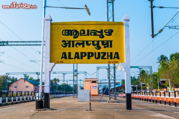 Immagine Il cartello della stazione di Alappuzha (Alleppey) scritto in tre lingue: il malayalam (la lingua ufficale del Kerala), l'hindi e in inglese - foto © David Bokuchava / Shutterstock.com