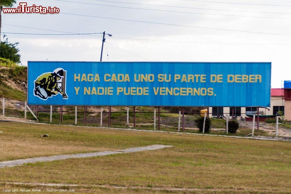 Immagine Un cartellone di propaganda politica a Las Tunas, Cuba. Il testo recia: "ognuno faccia la propria parte di dovere e nessuno potrà sconfiggerci" - © Matyas Rehak / Shutterstock.com