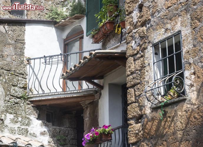 Immagine Casa con pietre in tufo all'interno del borgo di Corchiano - © 223958494 / Shutterstock.com