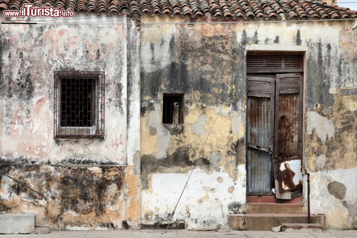 Immagine Casa decadente nel centro storico di Camaguey, Cuba - Una vecchia e fatiscente abitazione nel cuore di Camaguey © Tupungato / Shutterstock.com