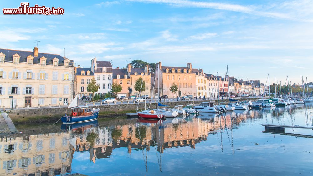 Immagine Case affacciate sul porto della città medievale di Vannes, Francia. In primo piano, le barche ormeggiate lungo la banchina.