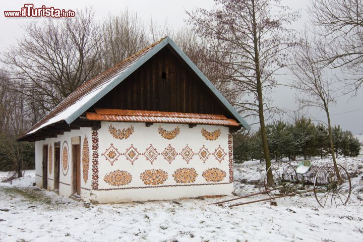Immagine Anche in inverno le case dipinte di Zalipie risultano molto affascinanti agli occhi dei turisti, che giungono qui da tutta Europa per ammirarle - foto © aniad / Shutterstock.com