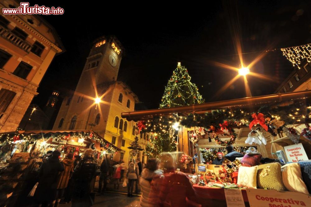 Immagine Casette di Natale in piazza Carli e piazza II Risorgimento ad Asiago - © Roberto Costa Ebech